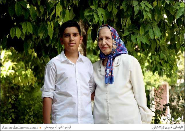 گرفتن فرتور یادگاری با بستگان پیش از آغاز مراسم سدره‌پوشی 