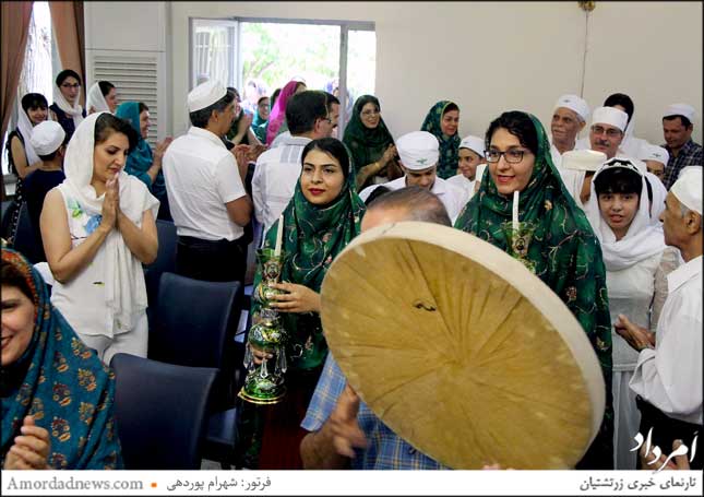  همراهی سدره‌پوش شوندگان با نوای دف تا جایگاه 