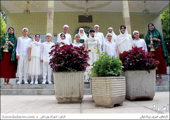  فرتور یادگاری سدره‌پوش شوندگان با موبدان پیش از آغاز مراسم