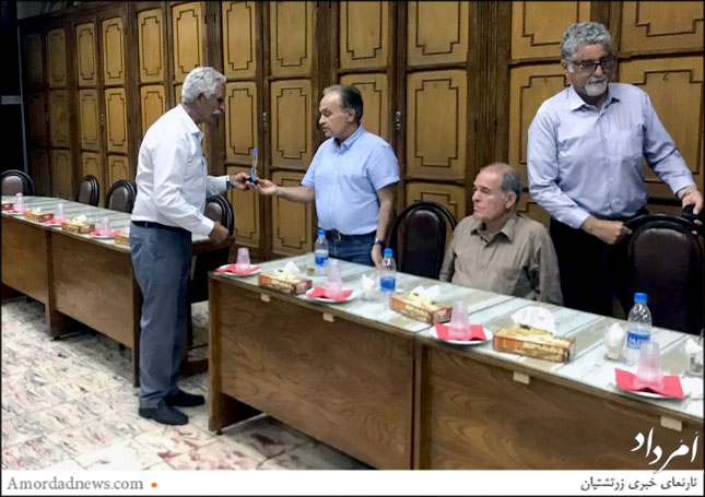 مهندس مهرداد دهنادی یادبود اتاق بازرگانی زرتشتیان ایران را به مهنس بهروز کاویانی پیش‌کش کرد