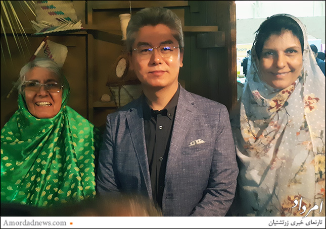 بازدید کاردار کره جنوبی از غرفه‌ی زرتشتیان