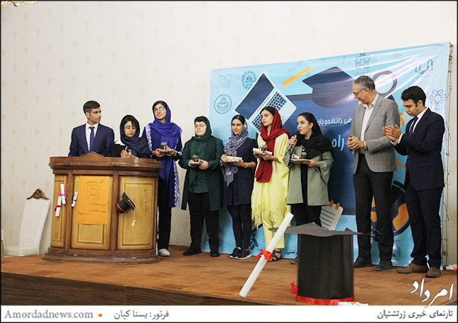 چهره‌ی دوم از سمت راست: کامبیز میزانیان هموند کمیسیون آموزش اشتغال و جوانان انجمن زرتشتیان تهران