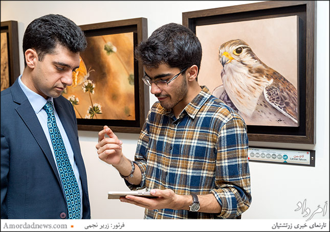 از راست: آقای بهراد فرخنده (جوان&zwnj;ترین عکاس حیات وحش کشور) و آقای هومن یزدانی (دبیر نمایشگاه)