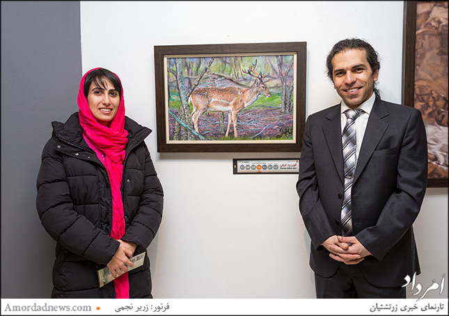 نقاش و عکاس و اثر در کنار هم - آقای شمس خلیلی (نقاش اصلی) و خانم درنا مجاب (عکاس شرکت&zwnj; کننده - با ثبت تصویر گوزن زرد ایرانی)