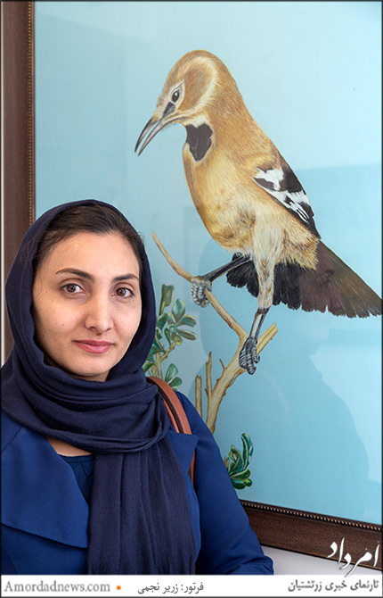 خانم زینب ممشلی (نقاش میهمان) با تنها اثر نمایشگاه با تکنیک مدادرنگی - زاغ&zwnj;بور