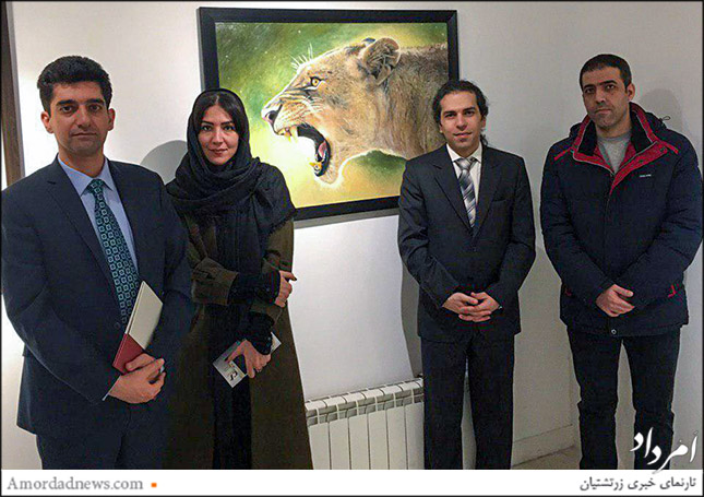 از راست: آقای امید بختیاری و شمس خلیلی (نقاشان اصلی نمایشگاه)، خانم سودابه گلزاریان&zwnj;پور (نقاش میهمان) و آقای هومن یزدانی (سردبیر)