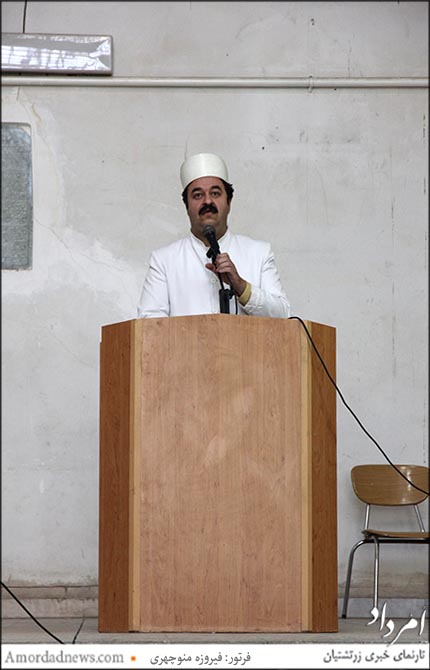 موبد پدرام سروش&zwnj;پور، سخنران آیین درگذشت اشوزرتشت در تالار کیخسروی یزد