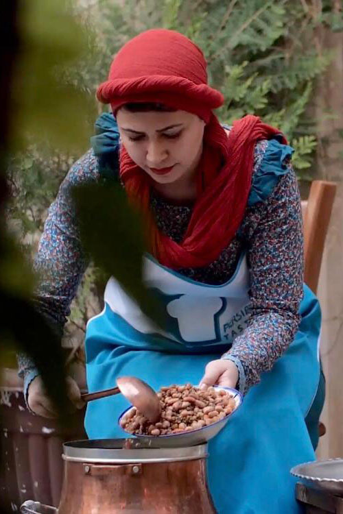 بانو سلطانی در حال آماده سازی خوراک بومی و سنتی شیراز
