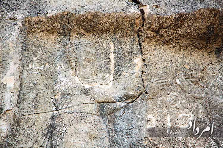بخشی از چهره شهبانوی ساسانی که در گذشته با سنگ فرز به جان آن افتاده بودند و هم اینک ترکهای آن بیشتر شده است copy