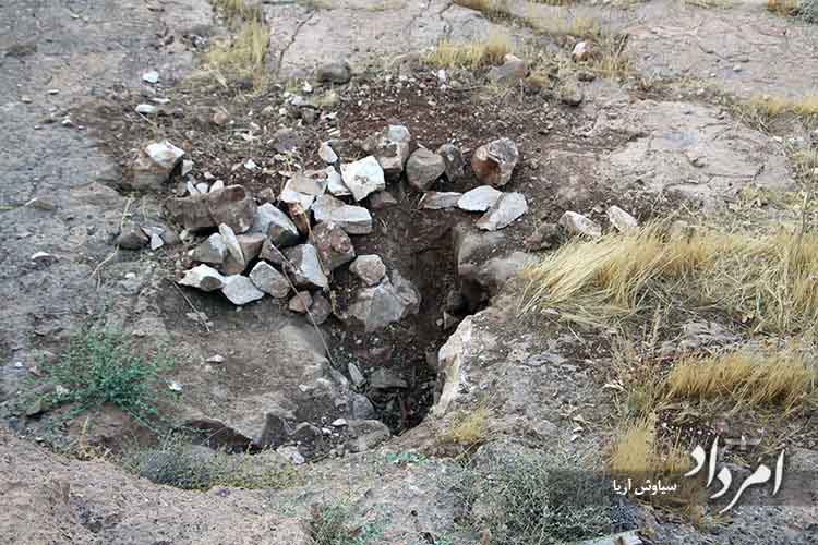 حفاری غیرمجاز در سمت چپ سنگ نگاره های برم دلک در دامان کوه که به تازگی انجام شده است copy 1