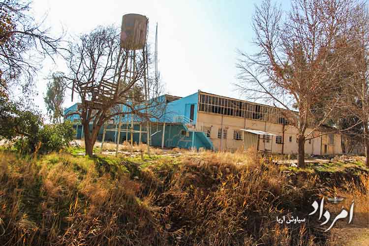 کارخانه ای که در حریم درجه یک سنگ نگاره های ساسانی بیش از یک دهه پیش ایجاد شده و از انگیزه های خشکسالی چشمه برم دلک بوده است