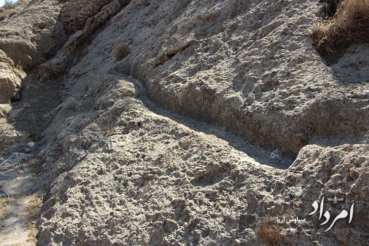 آبراهه های تراشیده شده در صخره در دامان کوه و پایین دژ ساسانی copy