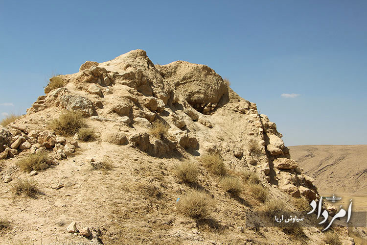 بقایایی از سازه های قلعه ساسانی روی راس کوه copy