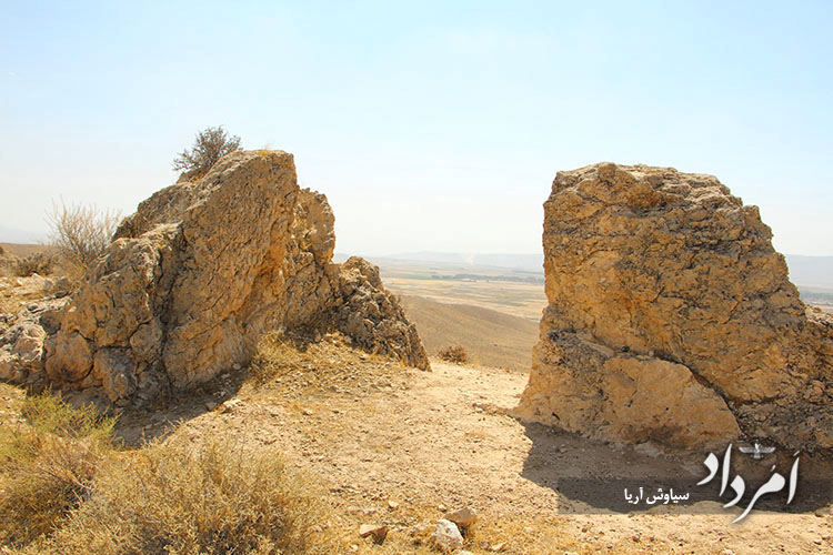 تصویری از جرزهای بریده شده سنگی کوه برای استفاده از درگاه های قلعه copy