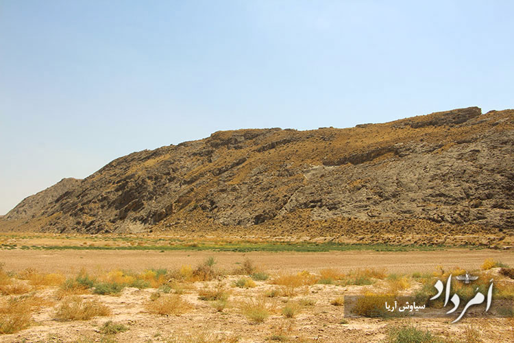 کوهی که قلعه ساسانی نامدار به تنگ خمار بر روی آن ساخته شده و همچنان استوار است