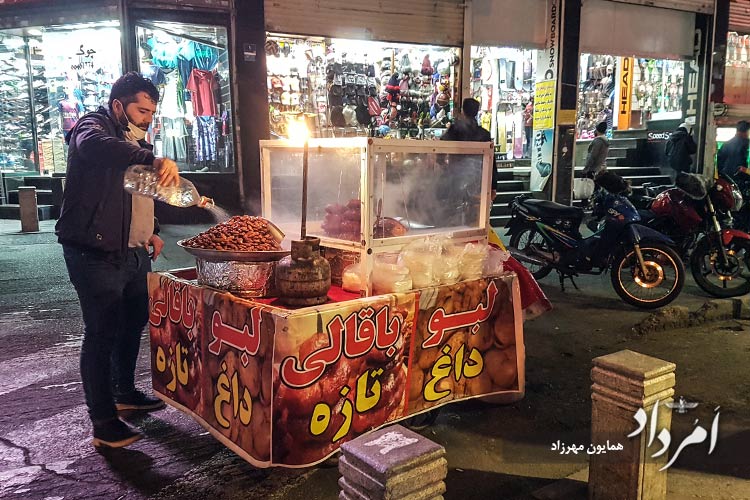 لبو فروشی و باقالی داغ در میدان منیریه در محله امیریه
