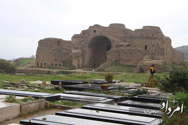 میراث جهانی کاخ اردشیر ساسانی به گورستان مردگان روستا تبدیل شده و خطر حذف آن از یونسکو وجود دارد
