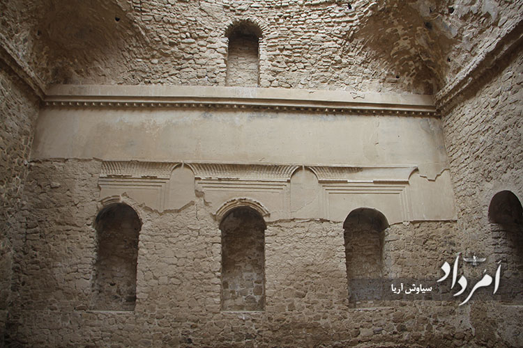 گچبری های زیبای ساسانی کاخ جهانی اردشیر که به پیروی از کاخ تچر تخت جمشید آفریده شده است