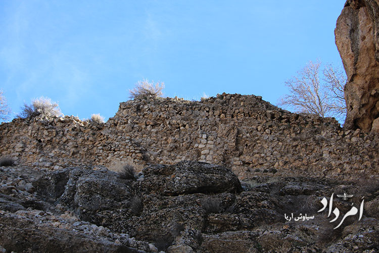 بقایای دیوار دفاعی گرداگرد قلعه استخر