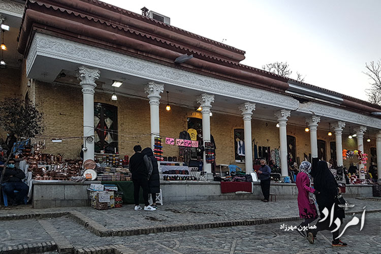 چند سالی است پنجشنبه و جمعه ها بازار دستفروشان در پیرامون ساختمان فرهنگی بوستان قیطریه برپا میشود