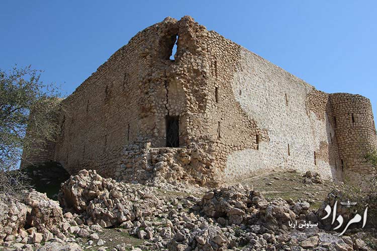برج قلعه که فرو ریخته و در خطر ریزش قرار دارد