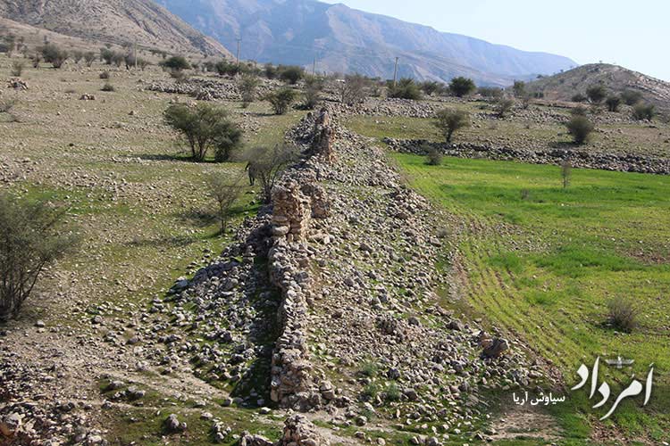 بقایای آثار و دیواره در پایین قلعه تا دور دست ها وجود دارد که نشان از اهمیت آثار تاریخی و منطقه است