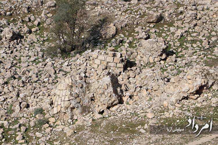 بقایای آثار و سنگ های قلعه که بیش از یک دهه بر روی زمین ریخته و رها شده است