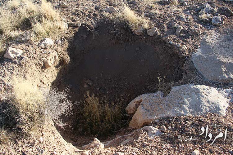 حفاری های غیرمجاز سودجویان فرومایه در پیرامون سنگ نبشته ساسانی قلعه استخر