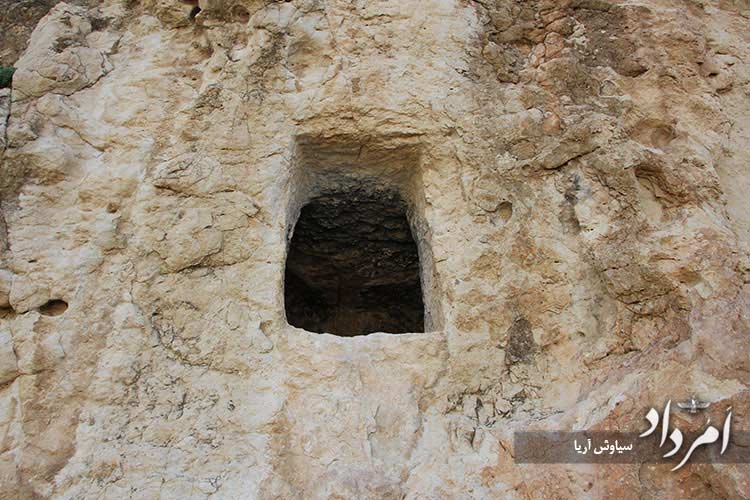 دخمه ای که بالای سر سنگ نگاره بهرام دوم و در سمت چپ صخره قرار گرفته و بی گمان از آنِ یکی از بزرگان و شاهزادگان است