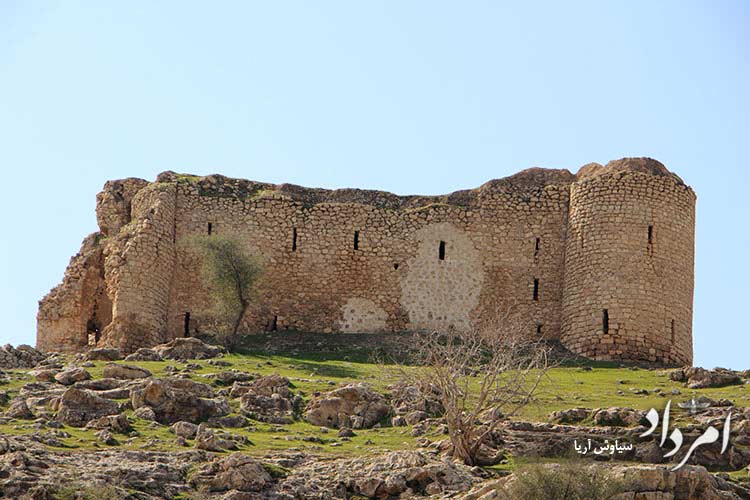 دیواره شرقی و سمت راست قلعه پوسکان