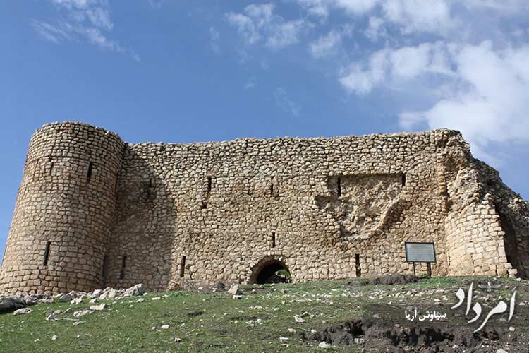 نگاره ای از ورودی قلعه پوسکان پیش از مرمت در سال 1392 که با نگاره جدید سنجیده شود