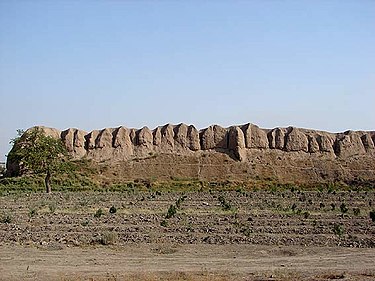 375px دورنمای قلعه گبری ری