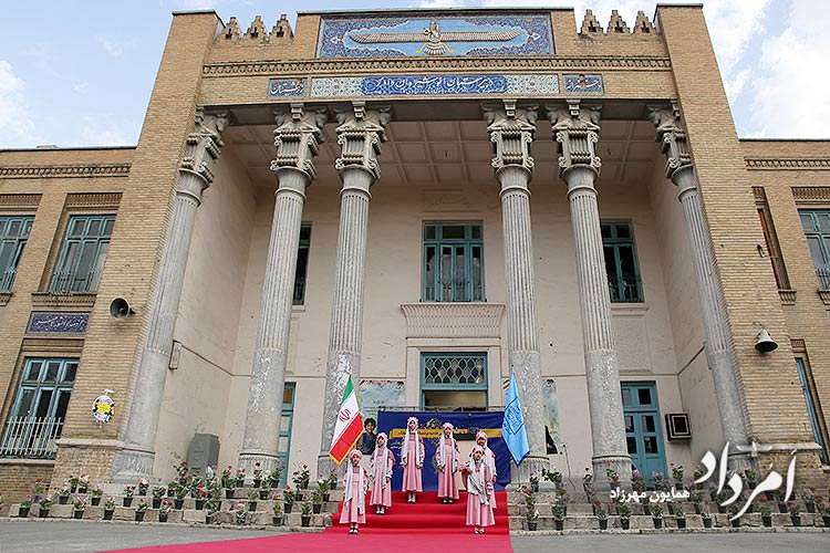 نواختن زنگ مهر دبیرستان ماندگار انوشیروان بهدست وزیر میراث فرهنگی 23 0 77