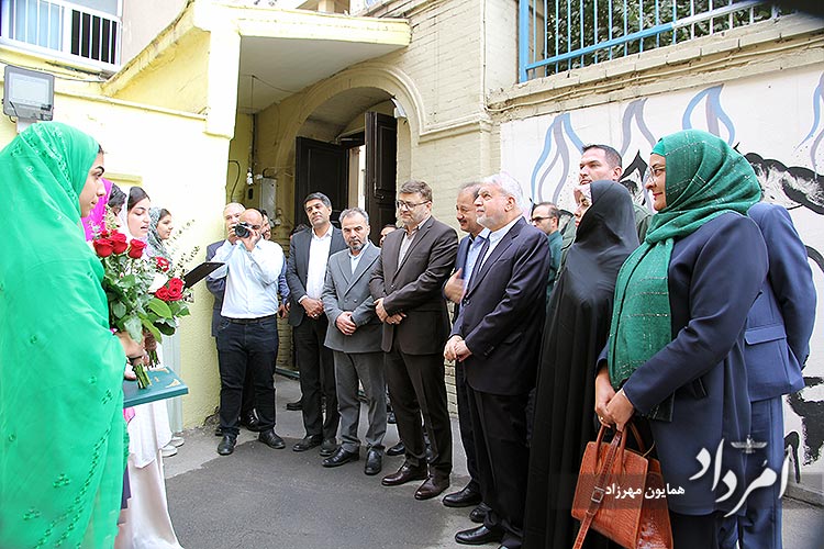 نواختن زنگ مهر دبیرستان ماندگار انوشیروان بهدست وزیر میراث فرهنگی 3 3 49