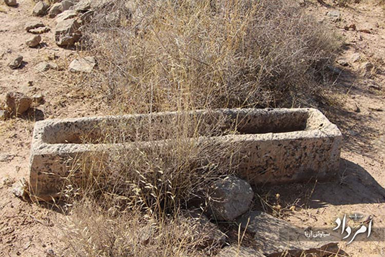 تنها سنگ گور سالم گورستان جاماسب نیز در میان خار و خاشاک در حال جان دادن است