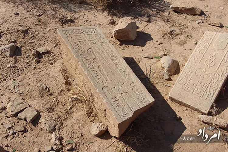 سنگ گورهایی که با نقش برجسته های زیبا بر روی آن ها تراشیده شده و در حال حذف از چهره تاریخ هستند
