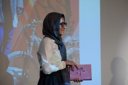 photo 5891079608688381061 y