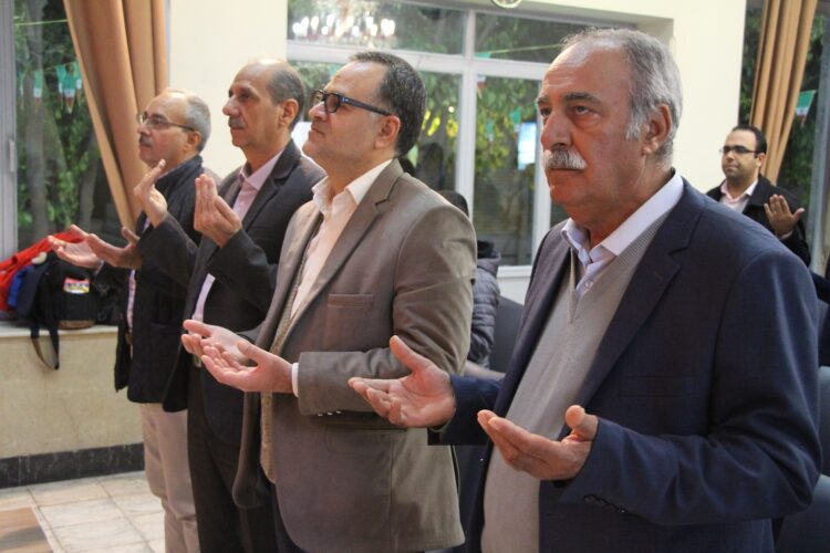 2 روانشاد افلاتون سهرابی در کنار سیدمجتبی میردهقان (نفر دوم از راست)