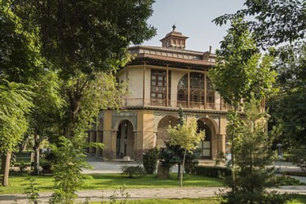 اخ چهل‌ستون قزوین نامور به کاخ کلاه فرنگی، یادمانی است در مرکز شهر قزوین. تنها کوشک باقی‌مانده از مجموعه کاخ‌های سلطنتی روزگار شاه تهماسب
