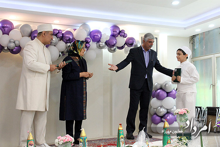 آیین سدره‌پوشی 14 دانش‌آموز در دبستان جمشیدجم