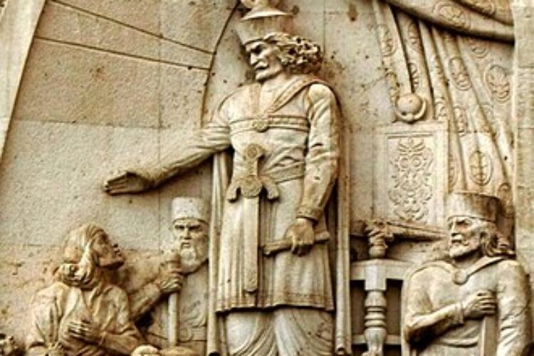 نقش‌برجسته انوشیروان دادگر کارِ غلامرضا رحیم‌زاده ارژنگ مربوط به دوره‌ی پهلوی یکم در کاخ دادگستری تهران