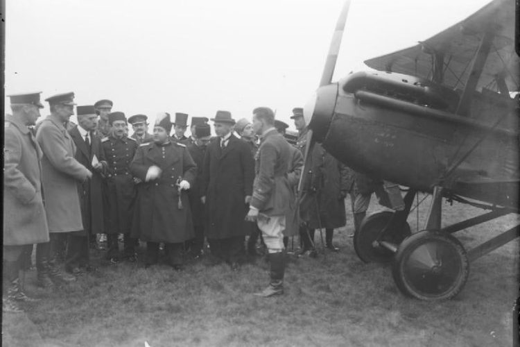 Civilian_and_military_visitors_inspecting_R.A.F._S.E.5b_aircraft_RAE-O409