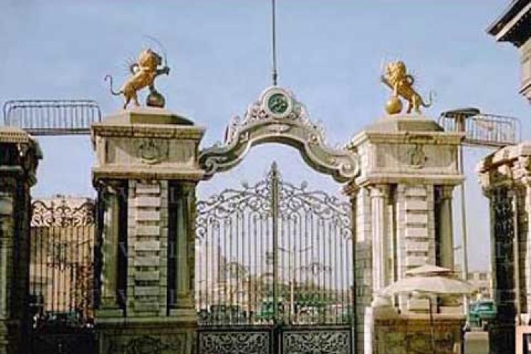 لوح عدل مظفر در میان دو شیر و خورشید در سر در مجلس شورای ملی در اوایل دوران پهلوی جای گرفته‌استلوح عدل مظفر در میان دو شیر و خورشید در سر در مجلس شورای ملی در روزهای نخست دوران پهلوی جای گرفته‌است