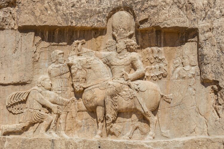 نگاره‌ای از سنگ‌نگاره پیروزی شاپور بر امپراتوران روم که در محوطهٔ نقش رستم و در نزدیکی آرامگاه داریوش بزرگ بر سینه‌ی صخره‌ای تراشیده شده‌است. سنگ‌نگاره، پیروزی شاپور یکم بر والرین و فیلیپ عرب را به تصویر کشیده‌است.