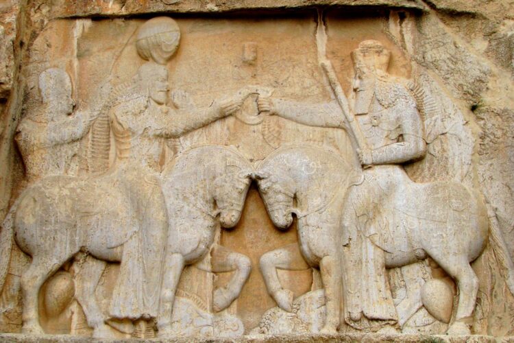Naqsh_i_Rustam._Investiture_d'Ardashir_2
