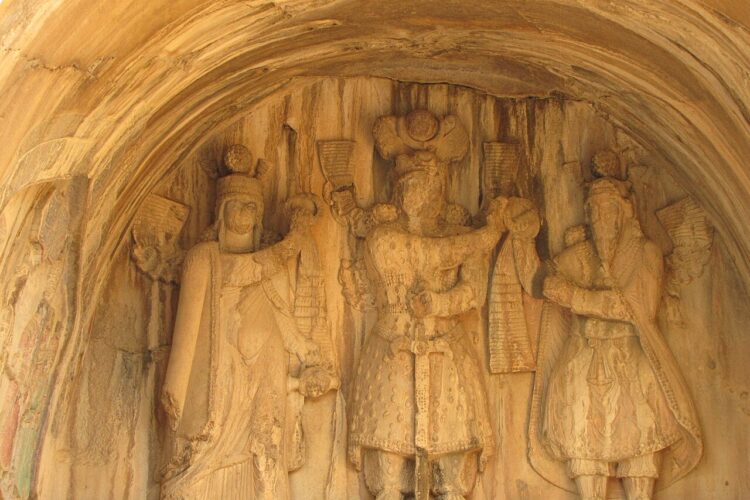 نقش‌برجسته تاج‌گذاری خسرو پرویز - تاق‌بستان