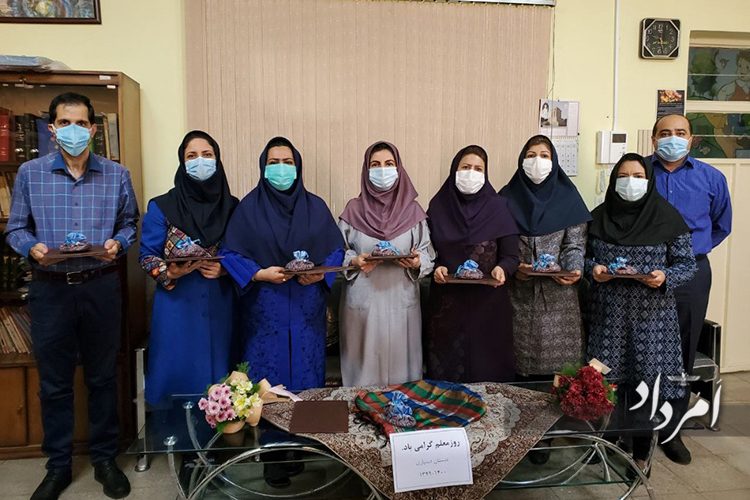 بزرگداشت مقام معلم در دبستان دینیاری