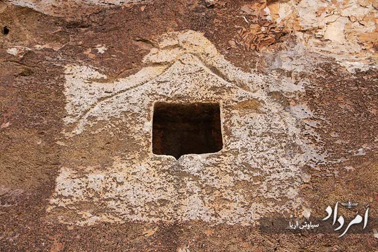 اُستودان-شماره-یک-و-شکل-قاب-و-نقش-تاج-مانند-آن