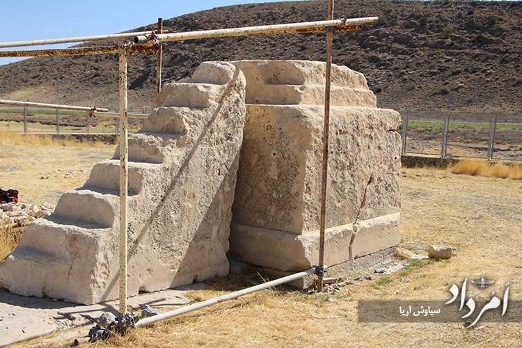 این-پلکان-به-اتاقک-نیایشگاه-وصل-و-چسبیده-بوده-است-که-در-زمان-ناروشنی-از-هم-جدا-شده-اند