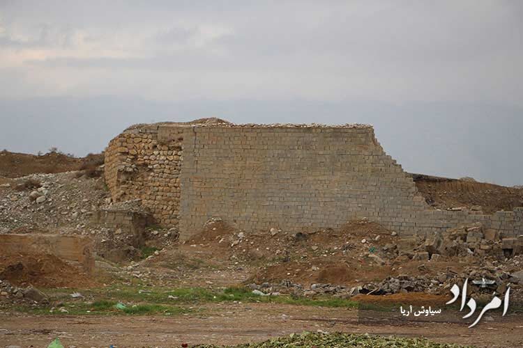 سازه-هایی-که-درگذشته-شهرداری-برای-کارخانه-شن-و-ماسه-در-عرصه-اثر-برپا-کرده-بوده-و-هنوز-بخشی-از-آن-برجای-مانده-است